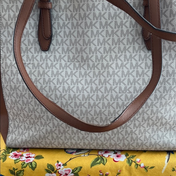 Michael Kors Gilly Large Signature Tote - Picture 4 of 13